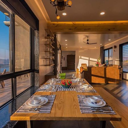 Eyes On The Lake By Stayvista - A Hillside Villa With A Captivating View Of The River Pune Bagian luar foto