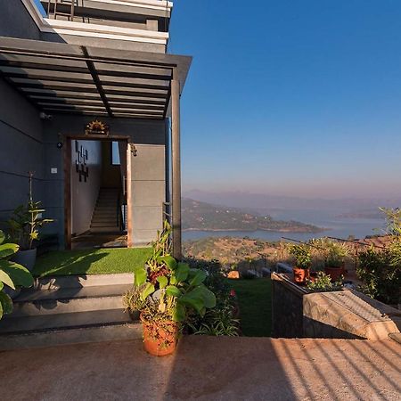 Eyes On The Lake By Stayvista - A Hillside Villa With A Captivating View Of The River Pune Bagian luar foto