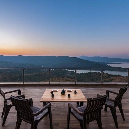 Eyes On The Lake By Stayvista - A Hillside Villa With A Captivating View Of The River Pune Bagian luar foto