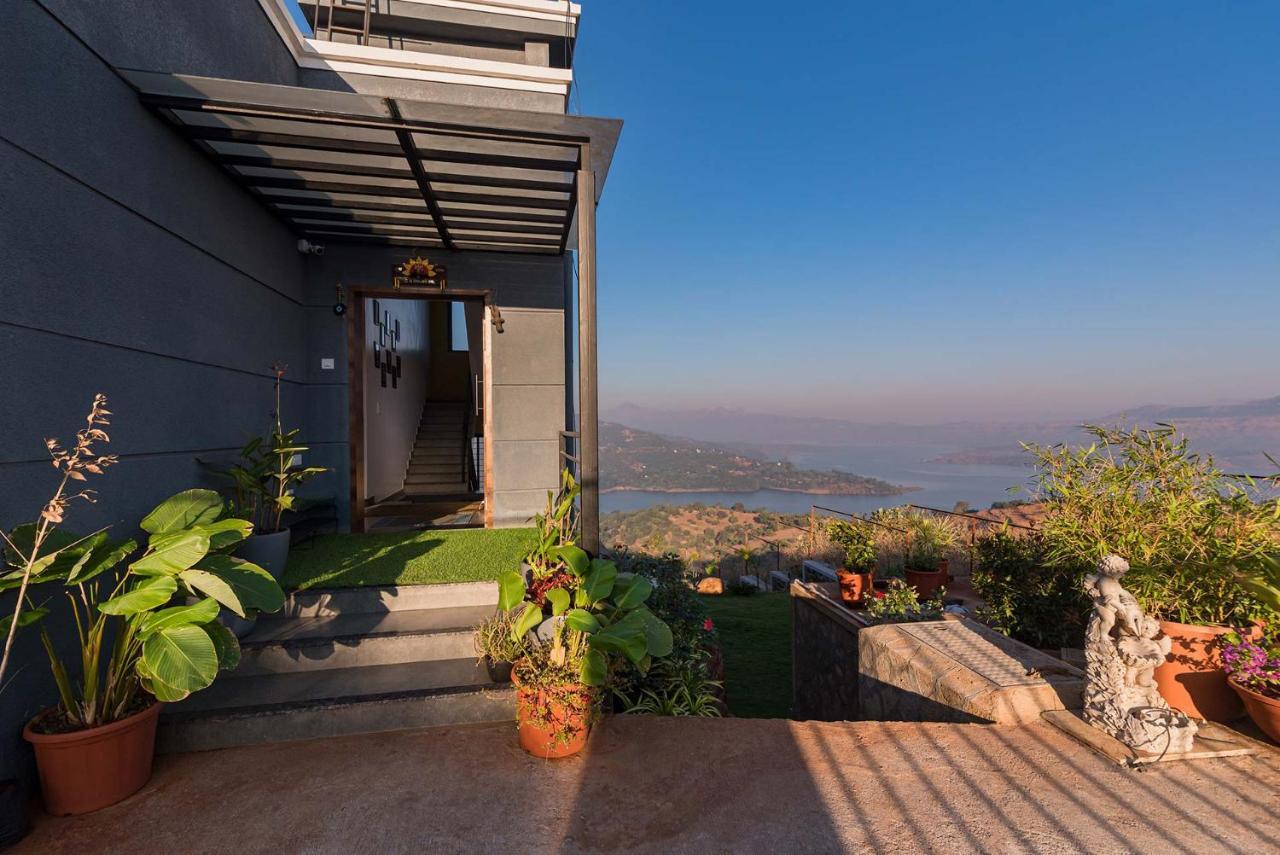 Eyes On The Lake By Stayvista - A Hillside Villa With A Captivating View Of The River Pune Bagian luar foto