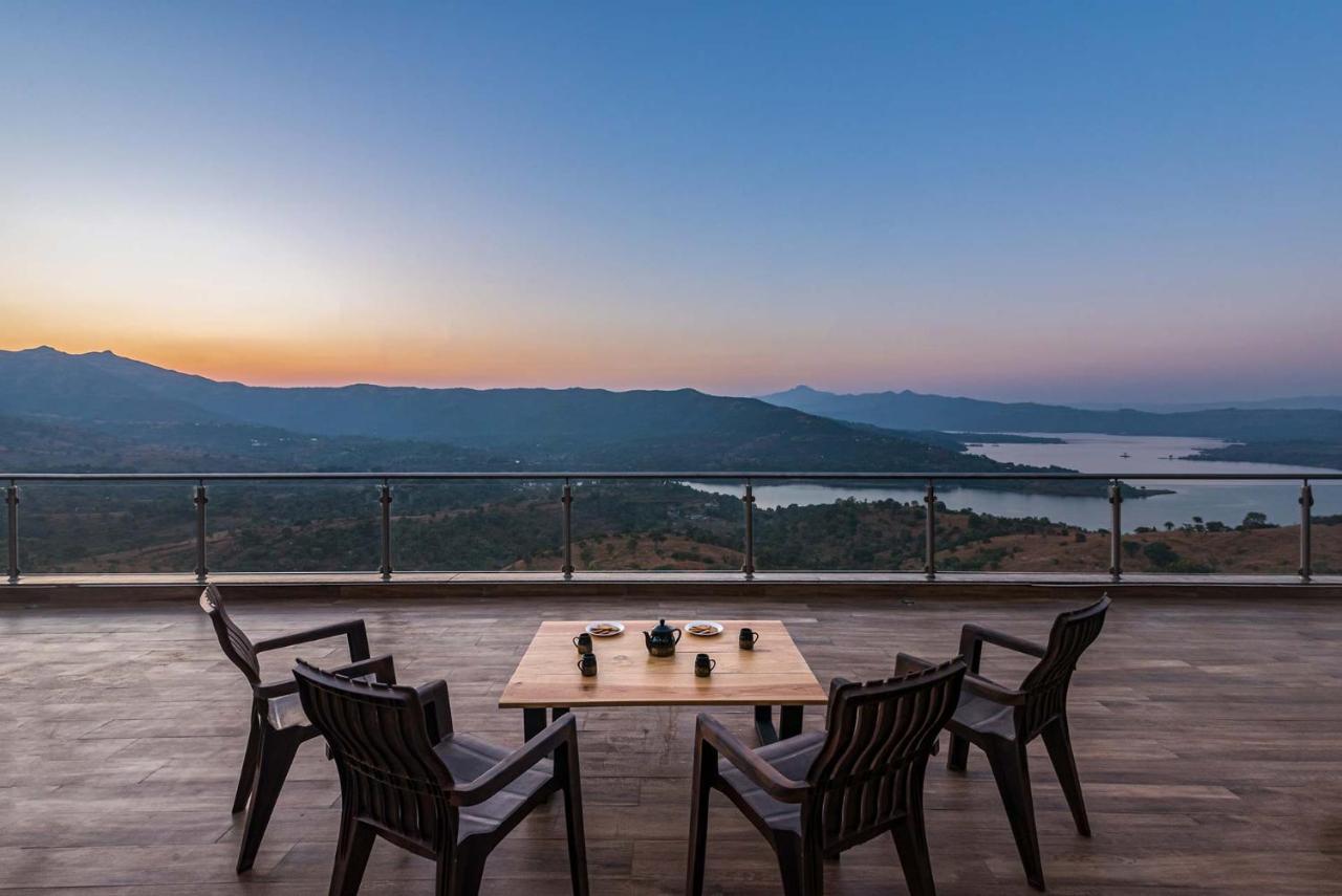Eyes On The Lake By Stayvista - A Hillside Villa With A Captivating View Of The River Pune Bagian luar foto