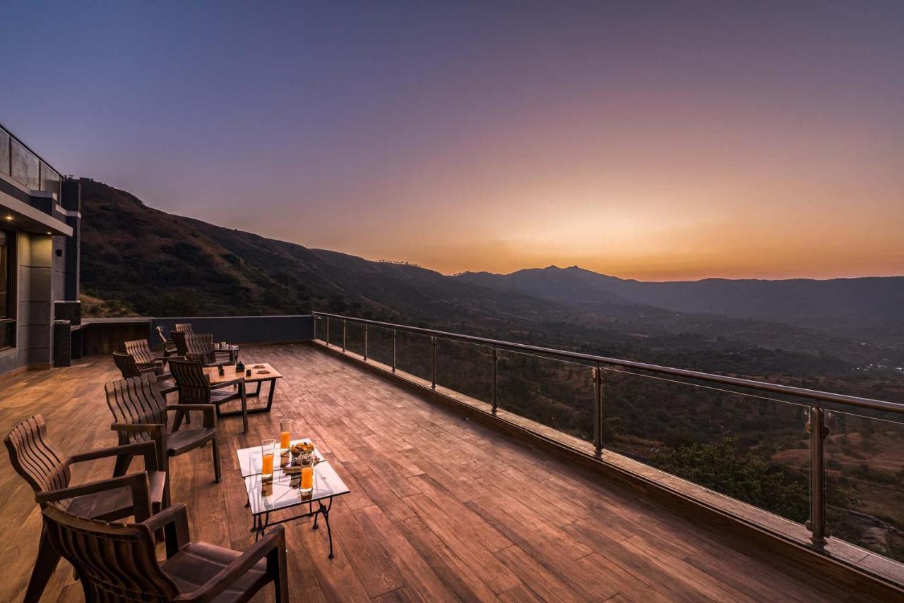 Eyes On The Lake By Stayvista - A Hillside Villa With A Captivating View Of The River Pune Bagian luar foto